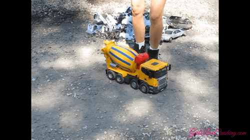 Alesia 4 - Crushing Concrete Mixer Truck 1
